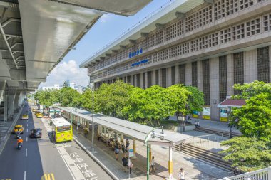 Taipei, Tayvan 'daki Q Square alışveriş merkezinin önündeki sokak manzarası..