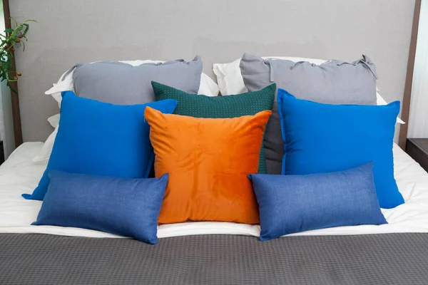 침실에 크기의 파란색 주황색 베개와 램프와 — 스톡 사진