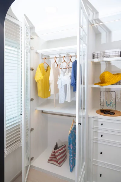 Kleiderschrank Mit Verschiedenen Stilvollen Kleidungsstücken Modernen Zuhause — Stockfoto