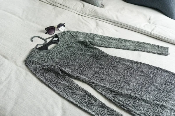 Femme Robe Noire Lunettes Soleil Sur Lit Préparez Vous Obtenir — Photo