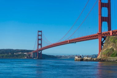 Golden Gate Köprüsü sabah ışığında Horseshoe Körfezi, San Francisco, ABD 'den bakıyor.