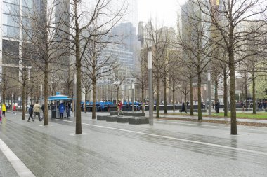 New York City, New York - 22 Nisan 2018: New York 'ta Kasvetli bir günde 11 Eylül Anma Havuzu 22 Nisan 2018.