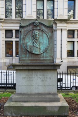 Robert Fulton 'ın New York, ABD' deki Aşağı Manhattan 'daki Trinity Kilisesi Mezarlığı' ndaki mezar taşı görüntüsü