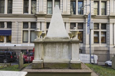 Alexander Hamilton 'un New York, ABD' deki Aşağı Manhattan 'daki Trinity Church Mezarlığı' ndaki mezarı.
