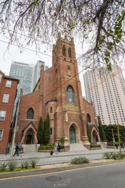 San Francisco, Kaliforniya 'daki Yerba Buena Gardens' ın önündeki St. Patrick Kilisesi..