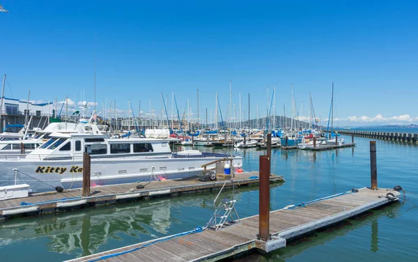 Słoneczny Dzień Widok Molo Marina Jachtów Łodzi Dokujących San Francisco — Zdjęcie stockowe