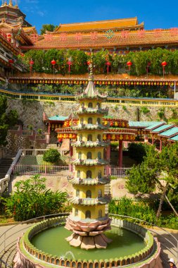 Güzel Kek Lok Si Tapınağı Penang adasında mavi gökyüzü, Malezya.