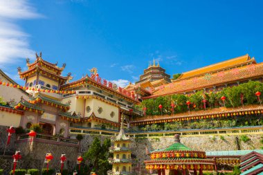 Güzel Kek Lok Si Tapınağı Penang adasında mavi gökyüzü, Malezya.