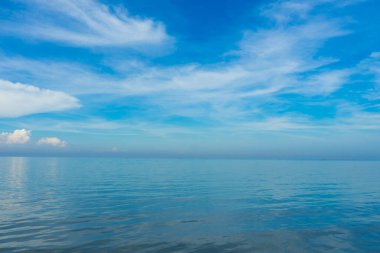 Mavi gökyüzü ve deniz. Mavi gökyüzü ve deniz ufkunda bulutlar okyanusta dalgalı suyla birlikte. 