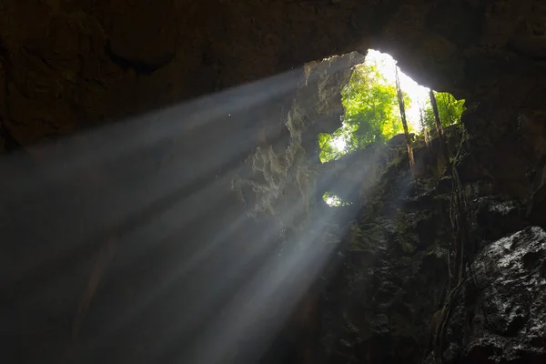 Fantastiskt Ljus Lyser Igenom Khao Luang Grottan Phetchaburi Thailand — Stockfoto