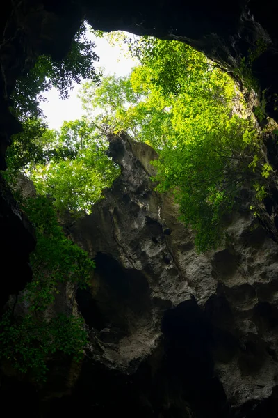 タイのPhetchaburiにあるカオルアン洞窟で素晴らしい光が輝きます — ストック写真