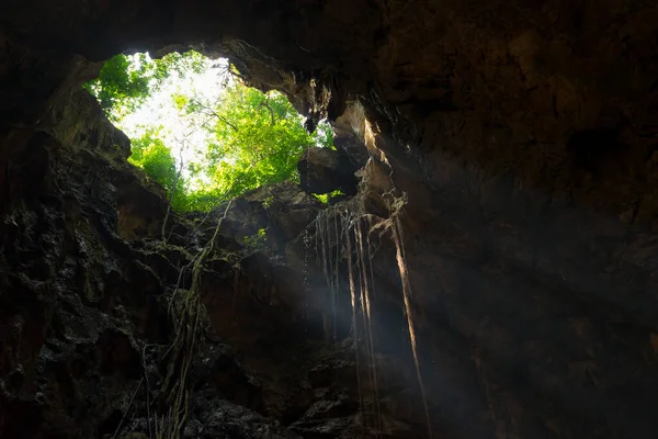 Lumină Uimitoare Strălucește Prin Peștera Khao Luang Din Phetchaburi Thailanda — Fotografie, imagine de stoc