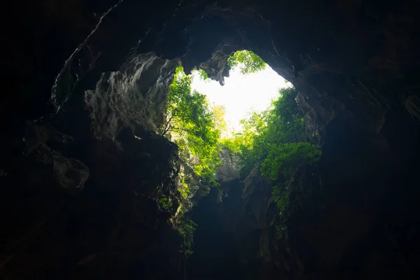 Splende Una Luce Incredibile Nella Grotta Khao Luang Phetchaburi Thailandia — Foto Stock