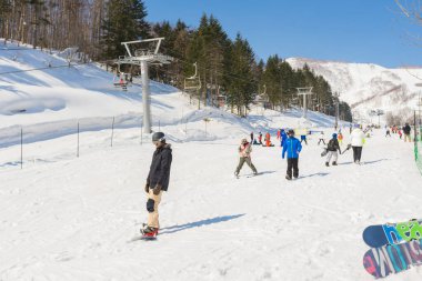 Niseko, Japonya - 5 Mart 2019: Niseko Dağı 'nın kayak yamacı. 5 Mart 2019 'da Japonya' nın Niseko kentinde Grand Hirafu tatil köyü..