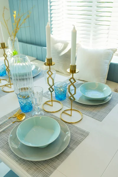 Απαλό Πράσινο Πιάτο Χρυσό Πιρούνι Και Κουτάλι Στο Τραπέζι Τραπέζι — Φωτογραφία Αρχείου