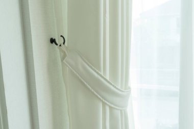 Penceredeki beyaz tülleri kapatın. Evde perde ve pencere iç dekorasyonu.