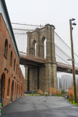 Brooklyn, New York City, ABD 'de DUMBO Mahallesi sokak manzarası.