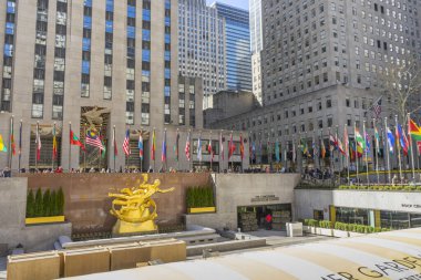 Manhattan, New York, ABD 'deki Rockefeller Center Aşağı Plaza' da Prometheus Heykeli