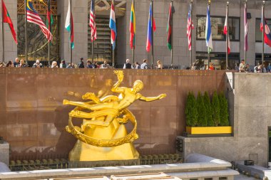 Manhattan, New York, ABD 'deki Rockefeller Center Aşağı Plaza' da Prometheus Heykeli
