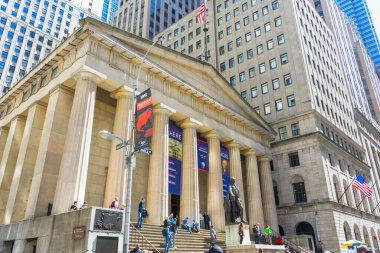 NEW YORK CITY, NY - 26 Nisan 2018: New York 'ta Federal Hall Cephesi. Federal Salon, George Washington 'un ABD' nin ilk başkanı olarak göreve başladığı yerdi..