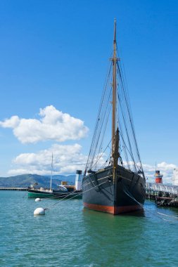San Francisco Denizcilik Ulusal Parkı 'nın bir parçası olan Fisherman' s Wharf 'taki Hyde St. Pier' ın Güneşli Günü Manzarası, CA