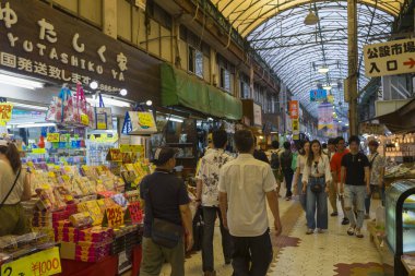 Okinawa, Japonya - 8 Haziran 2019: Kimliği belirsiz kişiler 8 Haziran 2019 tarihinde Japonya 'nın Naha kentindeki First Makishi Halk Pazarı' nda alışveriş yapıyor..