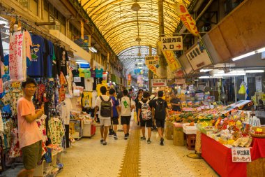 Okinawa, Japonya - 8 Haziran 2019: Kimliği belirsiz kişiler 8 Haziran 2019 tarihinde Japonya 'nın Naha kentindeki First Makishi Halk Pazarı' nda alışveriş yapıyor..