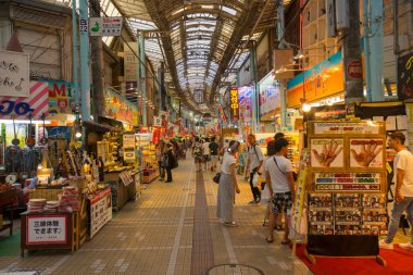 Okinawa, Japonya - 8 Haziran 2019: Kimliği belirsiz kişiler 8 Haziran 2019 tarihinde Japonya 'nın Naha kentindeki First Makishi Halk Pazarı' nda alışveriş yapıyor..