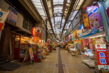 Okinawa, Japonya - 8 Haziran 2019: Kimliği belirsiz kişiler 8 Haziran 2019 tarihinde Japonya 'nın Naha kentindeki First Makishi Halk Pazarı' nda alışveriş yapıyor..