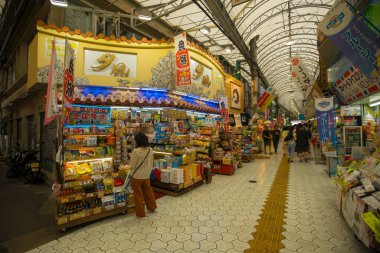 Okinawa, Japonya - 8 Haziran 2019: Kimliği belirsiz kişiler 8 Haziran 2019 tarihinde Japonya 'nın Naha kentindeki First Makishi Halk Pazarı' nda alışveriş yapıyor..