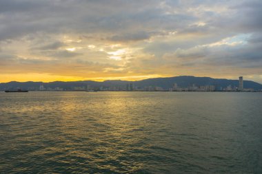 Penang, Malezya 'da Georgetown şehir manzarası gün batımında.