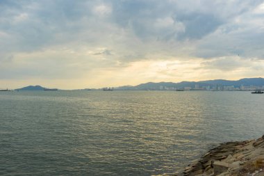 Penang, Malezya 'da Georgetown şehir manzarası gün batımında.