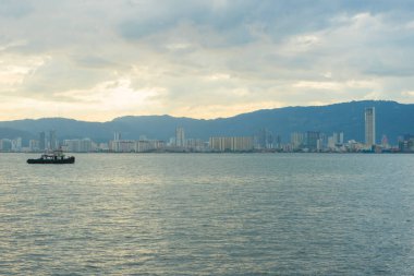 Penang, Malezya 'da Georgetown şehir manzarası gün batımında.