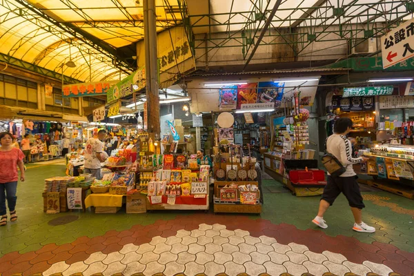 Okinawa Japón Junio 2019 Personas Identificadas Comprando Primer Mercado Público — Foto de Stock