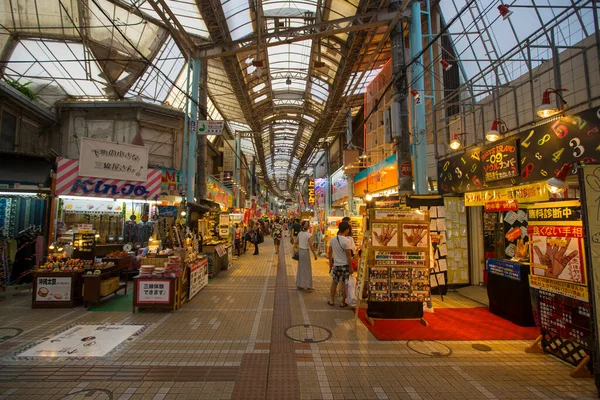 Okinawa Japón Junio 2019 Personas Identificadas Comprando Primer Mercado Público — Foto de Stock