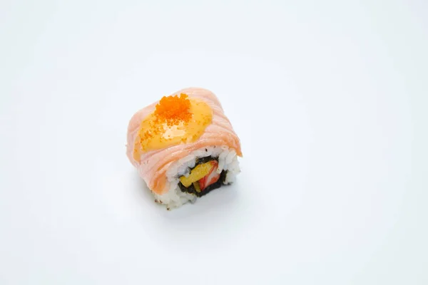 日本黑鬼寿司 寿司米与鲑鱼分离的白色背景 — 图库照片