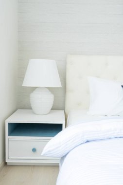 Beyaz, sarı ve mavi yastığın içi rahat, modern yatak odasında..