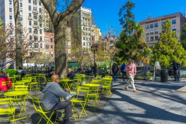 Halk bahar havasının tadını çıkarmak için New York, ABD 'deki Union Square Park' a geldi. 