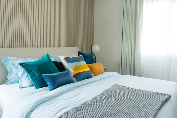 현대식 침실에 노란색 파란색 베개의 — 스톡 사진