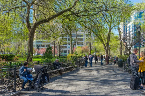 Gente Viene Godersi Clima Primaverile Union Square Park New York — Foto Stock