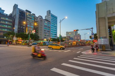 Taipei, Tayvan - 8 Ağustos 2018 'de Taipei, Tayvan' da Ximending yakınlarındaki Zhonghua yolunda birçok araç nakledildi..