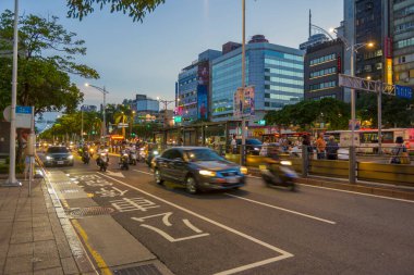 Taipei, Tayvan - 8 Ağustos 2018 'de Taipei, Tayvan' da Ximending yakınlarındaki Zhonghua yolunda birçok araç nakledildi..