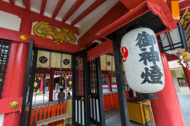 Okinawa, Japonya - 8 Haziran 2019: Kimliği belirsiz insanlar 8 Haziran 2019 'da Japonya' nın Naha kentindeki Naminoue Tapınağı 'nda dua ettiler..