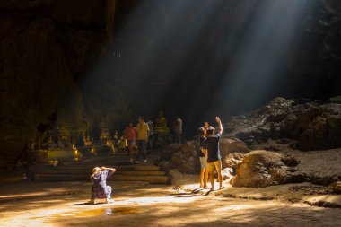 Phetchaburi, Tayland - 11 Kasım 2018: Phetchaburi, Tayland 'da bulunan Khao Luang Mağarası' nın ana altın sarısı Buddha 'sı. Phetchaburi 'de popüler bir turizm merkezi..