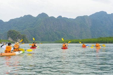 Bir grup turist Ao tha Lane, Krabi, Tayland 'da kayak yapıyor. 