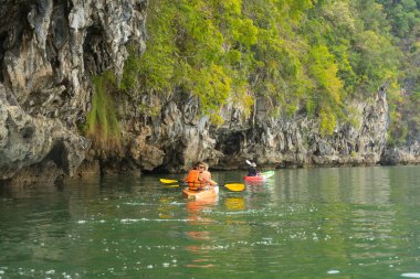 Bir grup turist Ao tha Lane, Krabi, Tayland 'da kayak yapıyor. 
