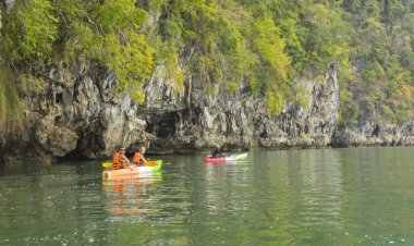 Bir grup turist Ao tha Lane, Krabi, Tayland 'da kayak yapıyor. 