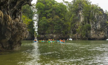 Bir grup turist Ao tha Lane, Krabi, Tayland 'da kayak yapıyor. 