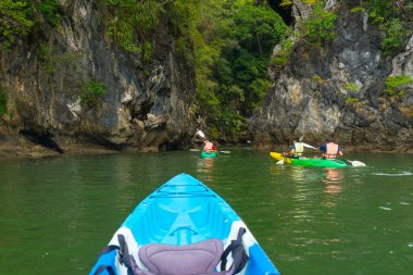 Bir grup turist Ao tha Lane, Krabi, Tayland 'da kayak yapıyor. 