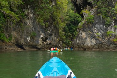 Bir grup turist Ao tha Lane, Krabi, Tayland 'da kayak yapıyor. 